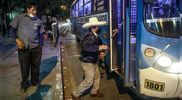 Clon de Pedro Castillo sorprendió a transeúntes del Centro de Lima. Clon de Pedro Castillo sorprendió a transeúntes del Centro de Lima.