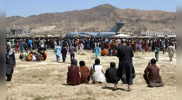 Cientos de personas esperan en el exterior del aeropuerto internacional de Hamid Karzai, Kabul. Foto: AP
