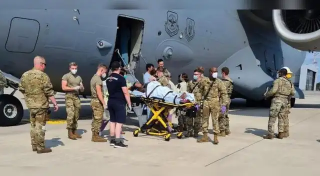 La refugiada ha sufrido algunas complicaciones durante el parto debido al cambio de presión del avión