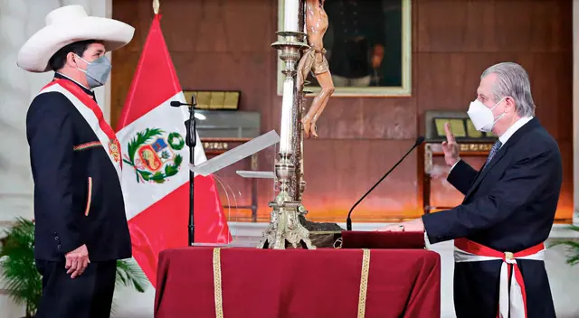 Óscar Maúrtua juramentó como nuevo ministro de Relaciones Exteriores en reemplazo de Héctor Béjar.