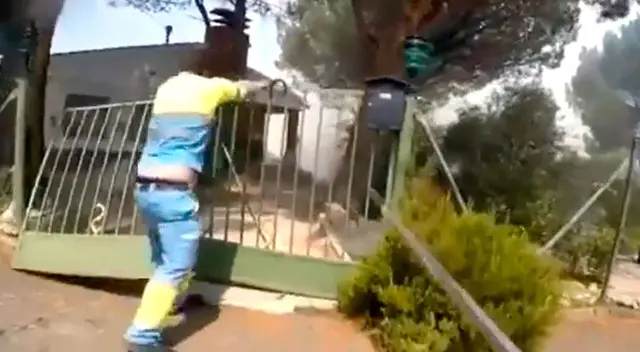 El iracundo hombre no soportó que los bomberos no puedan pasar. El iracundo hombre no soportó que los bomberos no puedan pasar.