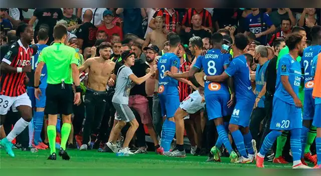 Muy mal hinchas del Niza se meten a la cancha para agreder a jugadores del Olympique.