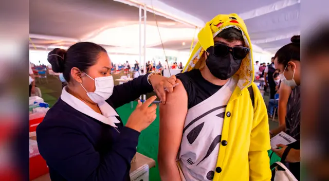 Vacunación a jóvenes podría reducir la tasa de infectados y fallecidos de la tercera ola. Vacunación a jóvenes podría reducir la tasa de infectados y fallecidos de la tercera ola.