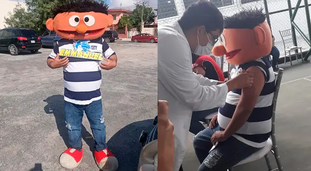 El padre de familia llevó un letrero con el nombre de su pequeño al vacunatorio,