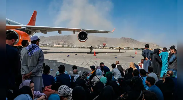 Cientos de ciudadanos afganos esperan ser evacuados, reportes diarios muestran incertidumbre en el Aeropuerto Internacional Hamid Karzai, en Kabul, Afganistán. Foto: AFP