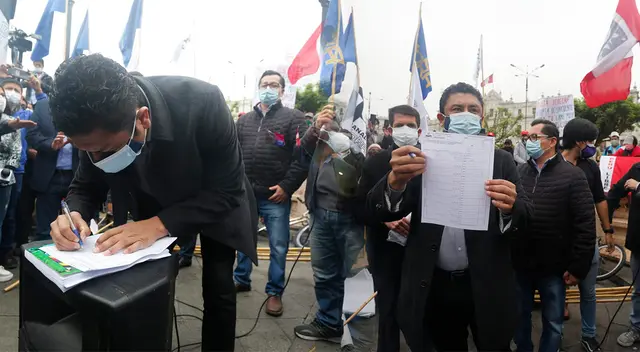 Guillermo Bermejo se reúne con simpatizantes de Perú Libre en día clave para el voto de confianza.
