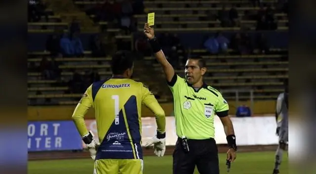 Guerrero es un árbitro que no le tiembla la mano para sacar las tarjetas.