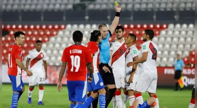 Néstor Pitana dirigió en el inicio de las Eliminatorias ante Paraguay y  pudo expulsar a Carlos Zambrano.