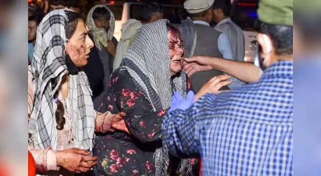Mujeres heridas llegan a un hospital después de dos explosiones afuera del aeropuerto de Kabul, Afganistán, el 26 de agosto de 2021. (Wakil KOHSAR / AFP).