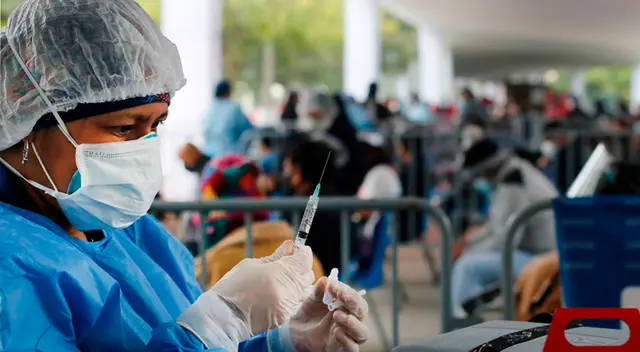 Vacunarán a mayores de 18 años antes de fin de año