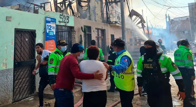 Cerca de 50 familias quedaron damnificadas tras el incendio catalogado como código III. Cerca de 50 familias quedaron damnificadas tras el incendio catalogado como código III.