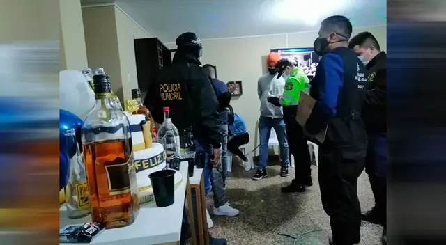 Jóvenes celebraban fiesta Covid.