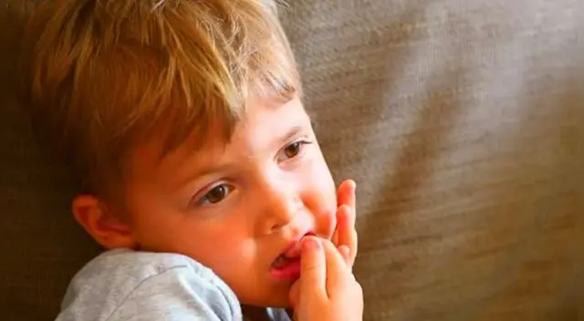 Tener al niño con las manos ocupadas evitará que se coma sus uñas. Tener al niño con las manos ocupadas evitará que se coma sus uñas.