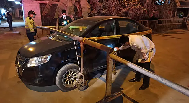 Vehículo quedó dañado producto del choque con la tranquera. Vehículo quedó dañado producto del choque con la tranquera.