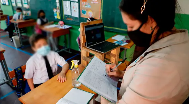 anuncian vacunación masiva contra la COVID-19 para docentes