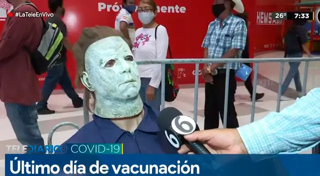 El joven decidió disfrazarse del célebre personaje de la serie de películas Halloween. El joven decidió disfrazarse del célebre personaje de la serie de películas Halloween.