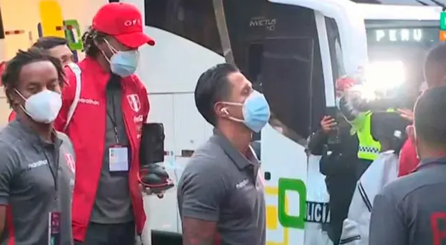 Gianluca Lapadula estuvo con la selección en el Estadio Nacional como un jugador más del plantel. Gianluca Lapadula estuvo con la selección en el Estadio Nacional como un jugador más del plantel.