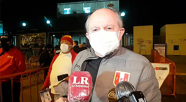 Expremier no se pierde ninguna jugada de Paolo Guerrero. Expremier no se pierde ninguna jugada de Paolo Guerrero.