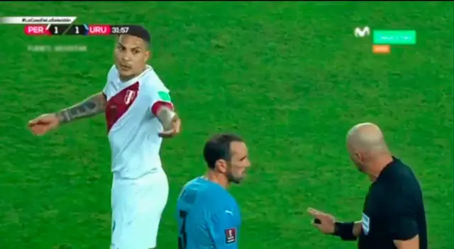 Paolo Guerrero no soportó que Diego Godín persuadiera al árbitro Néstor Pitana,