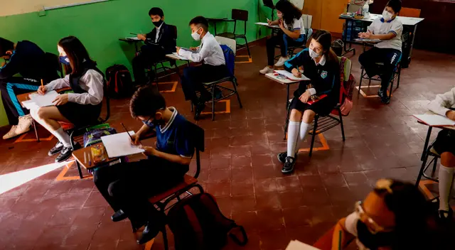 Padres de alumnos que iniciarán sus clases semipresenciales piden al Gobierno que no expongan a sus hijos.