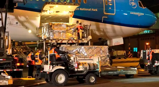 Vacunas llegaron al aeropuerto y serán distribuidas a nivel nacional.
