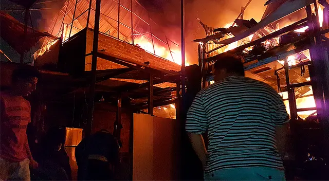 Incendio sucedía mientras obra de construcción impedía el paso a los bomberos.
