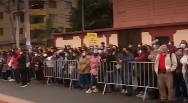 Familiares aglomerados en los exteriores de la UNMS Familiares aglomerados en los exteriores de la UNMS