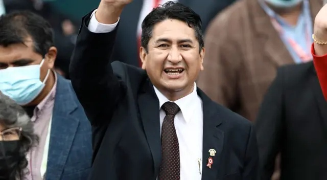 Peruanos en el extranjero recolectando firmas para la Asamblea Constituyente en Perú, dice Cerrón.