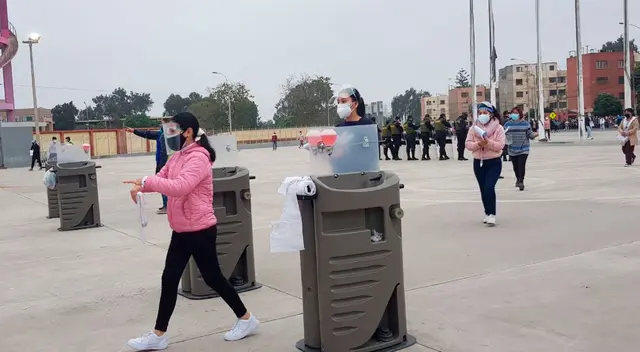 Padres se mostraron incómodos por el cambio del ingreso de puerta a postulantes a último momento. Padres se mostraron incómodos por el cambio del ingreso de puerta a postulantes a último momento.