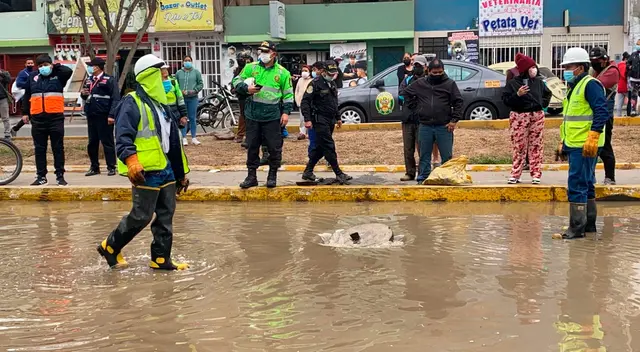 Un nuevo aniego afectó a viviendas y negocios ubicados en las primeras cuadras de la avenida Tusilagos, en SJL.