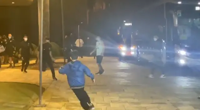 Niño corrió a encontrarse con Lionel Messi justo cuando bajaba del bus.