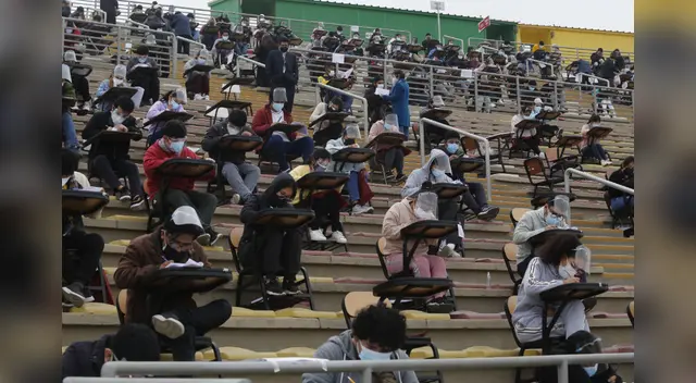 Postulantes se enfrentan al frío en pleno examen de admisión. Postulantes se enfrentan al frío en pleno examen de admisión.