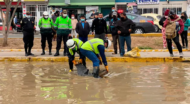 Rotura de tubería afectó a vecinos. Rotura de tubería afectó a vecinos.