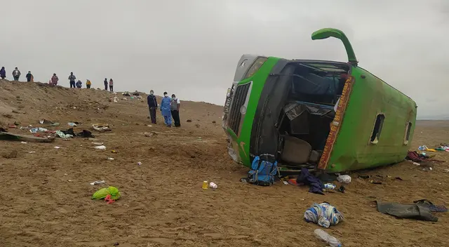 Bus que llevaba cerca de 22 pasajeros extranjeros volcó en la carretera. Bus que llevaba cerca de 22 pasajeros extranjeros volcó en la carretera.