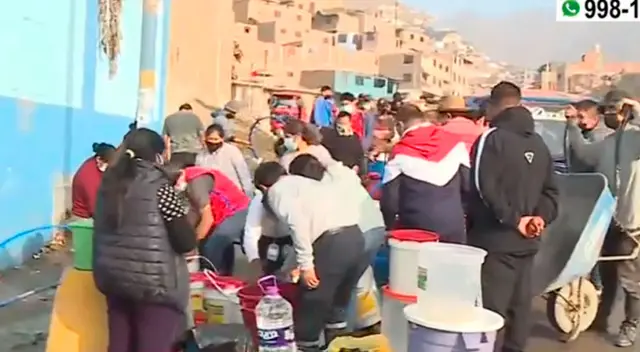 Vecinos sufren para conseguir agua potable en San Juan de Lurigancho.