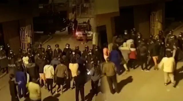 Vecino de la urbanización las violetas se enfrentaron a policías y fiscalizadores por el retiro de rejas