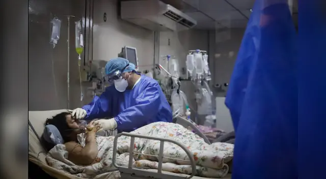 Pacientes covid en UCI luchan por sobrevivir.