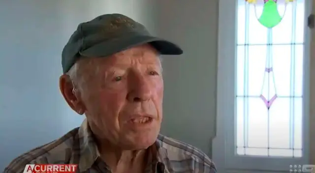 Gordon Layton es un bisabuelo de 88 años de edad. Gordon Layton es un bisabuelo de 88 años de edad.