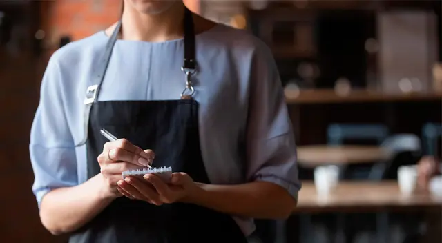 La joven se sorprendió al encontrar una desagradable frase escrita a mano. La joven se sorprendió al encontrar una desagradable frase escrita a mano.