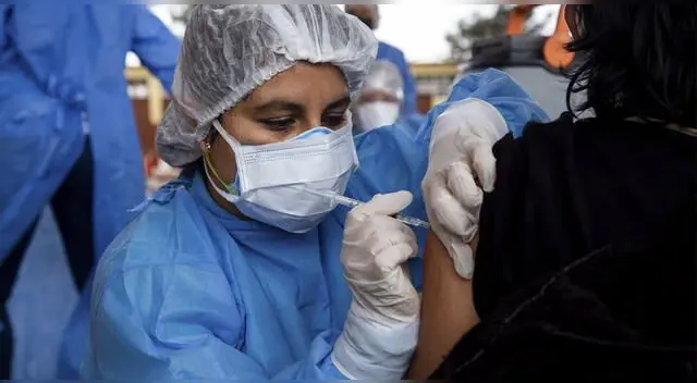 El doctor Carhuapoma hizo un llamado a todos los peruanos a no bajar la guardia y acudir a los centros de vacunación en Lima y el interior del país El doctor Carhuapoma hizo un llamado a todos los peruanos a no bajar la guardia y acudir a los centros de vacunación en Lima y el interior del país