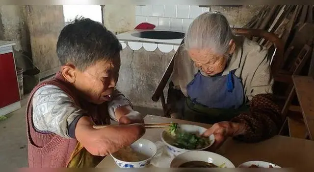 No tiene manos ni pies y aún así cuida de su mamá: "No es gran cosa, es mi madre y me crió"