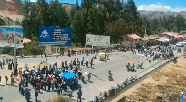 Pobladores de Jauja bloquean la Carretera Central Pobladores de Jauja bloquean la Carretera Central