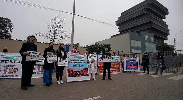 Padres se familia temen contagios de sus menores hijos.