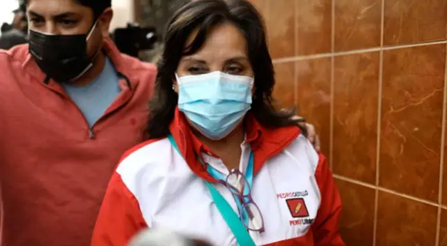 Dina Boluarte asegura que no está recolectando firmas para una nueva Constitución