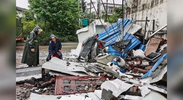 Los equipos de rescate limpian los escombros después del terremoto en Luzhou, en la provincia de Sichuan, suroeste de China. (STR / AFP).