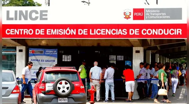 Par revalidar el brevete lo puedes hacer vía online o asistiendo a uno de los centros de emisión de licencias.