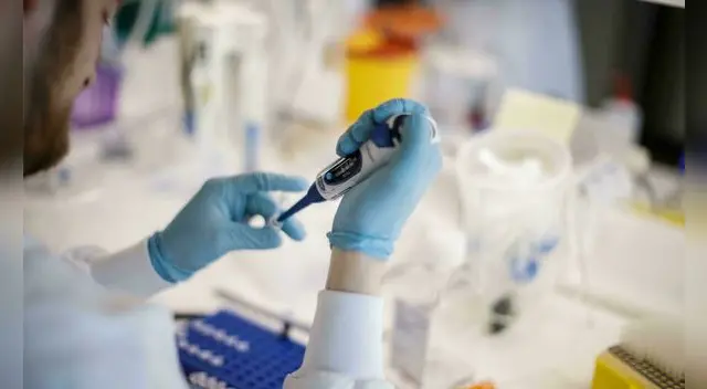 Moderna espera iniciar pronto ensayos clínicos de su nueva vacuna experimental.