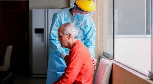 Según el historial clínico, al paciente se le pide el control constante de sus signos vitales como la temperatura corporal, el oxígeno en la sangre, el pulso, etc.