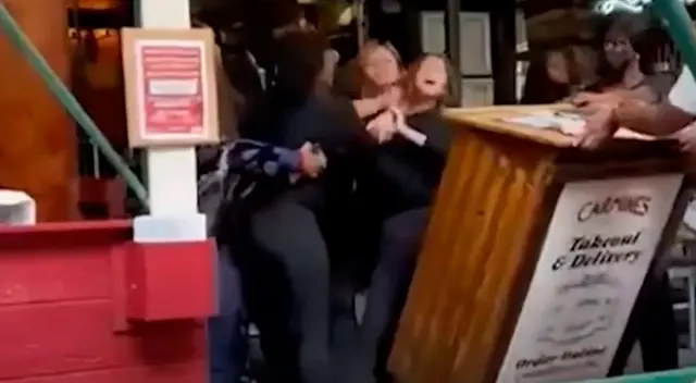 Las tres  personas, de 21, 44 y 49 años, fueron arrestadas.