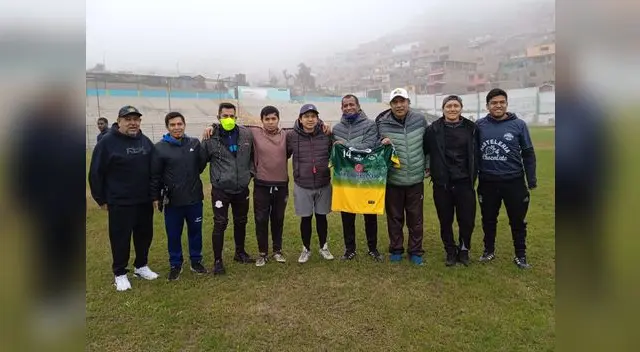 César Espino tomando orgulloso  la camiseta de los Angeles Negros .